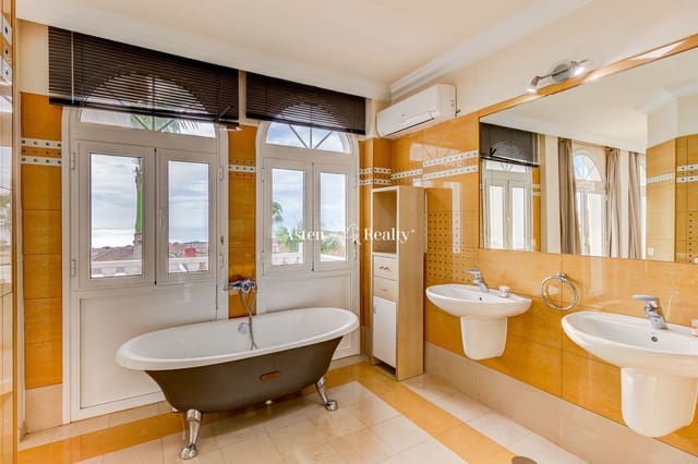 4 slaapkamer Huis te koop in Torviscas, Adeje met zwembad garage - € 2.100.000 (Ref: 7162410)