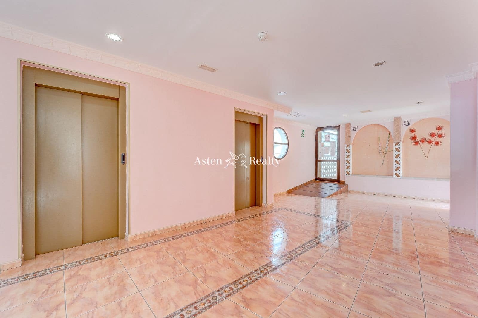 50 soveværelse Hotel til salg i Arona med garage - € 9.000.000 (Ref: 7197550)