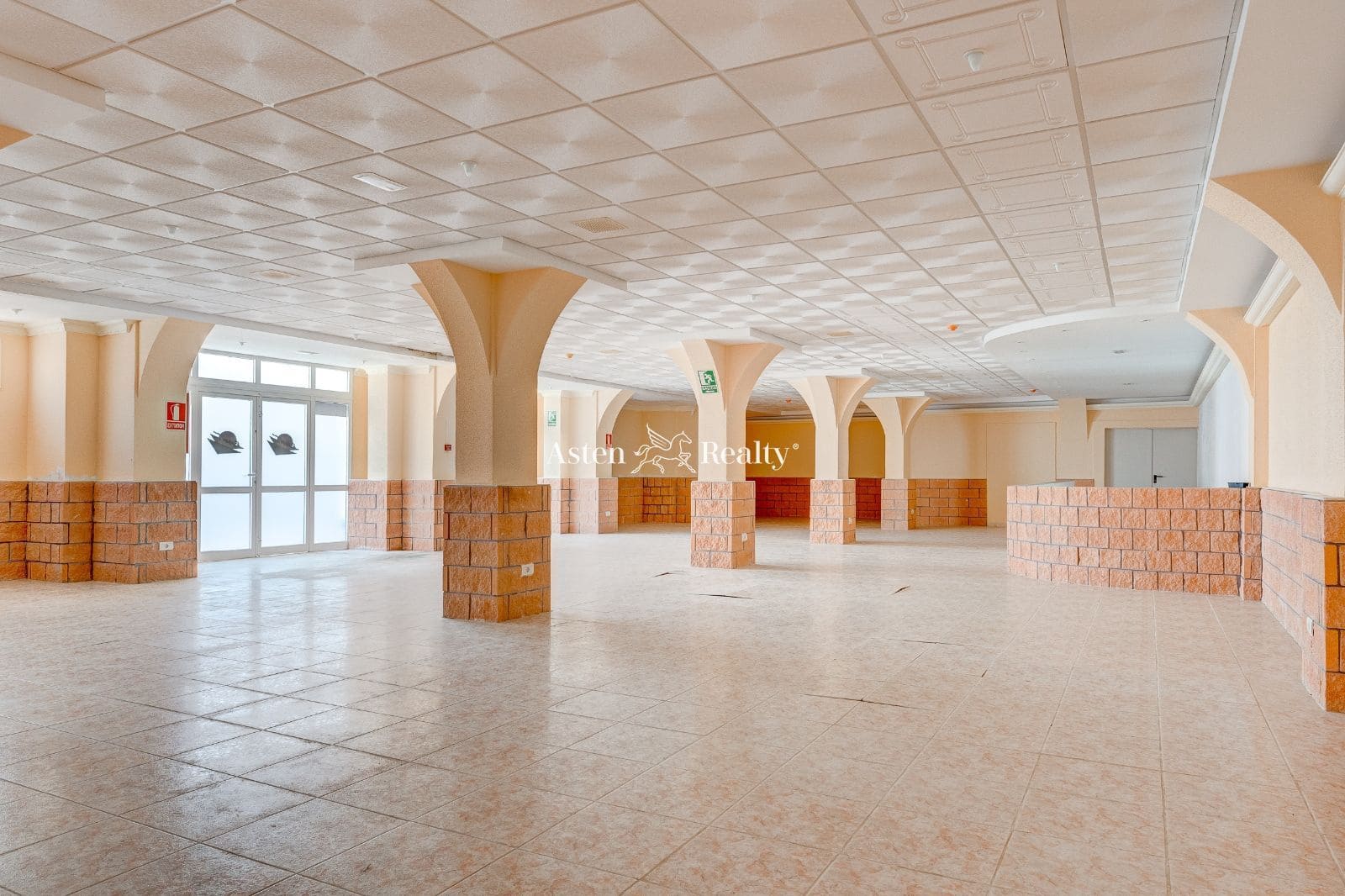 50 soveværelse Hotel til salg i Arona med garage - € 9.000.000 (Ref: 7197550)