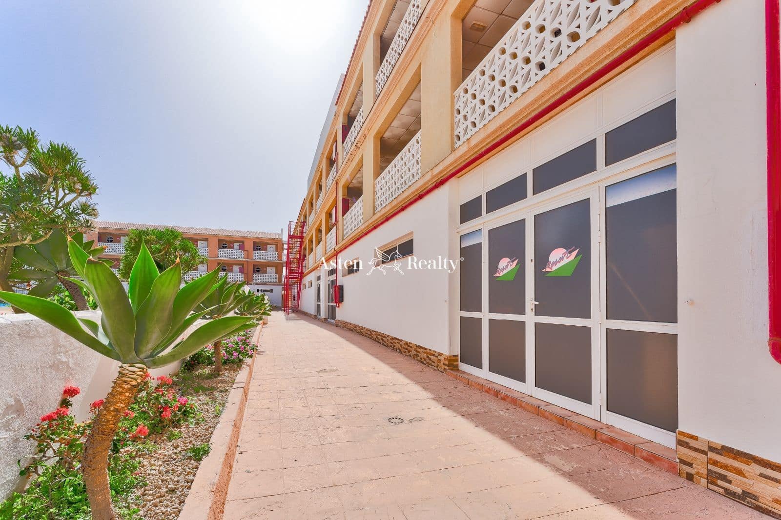 50 soveværelse Hotel til salg i Arona med garage - € 9.000.000 (Ref: 7197550)