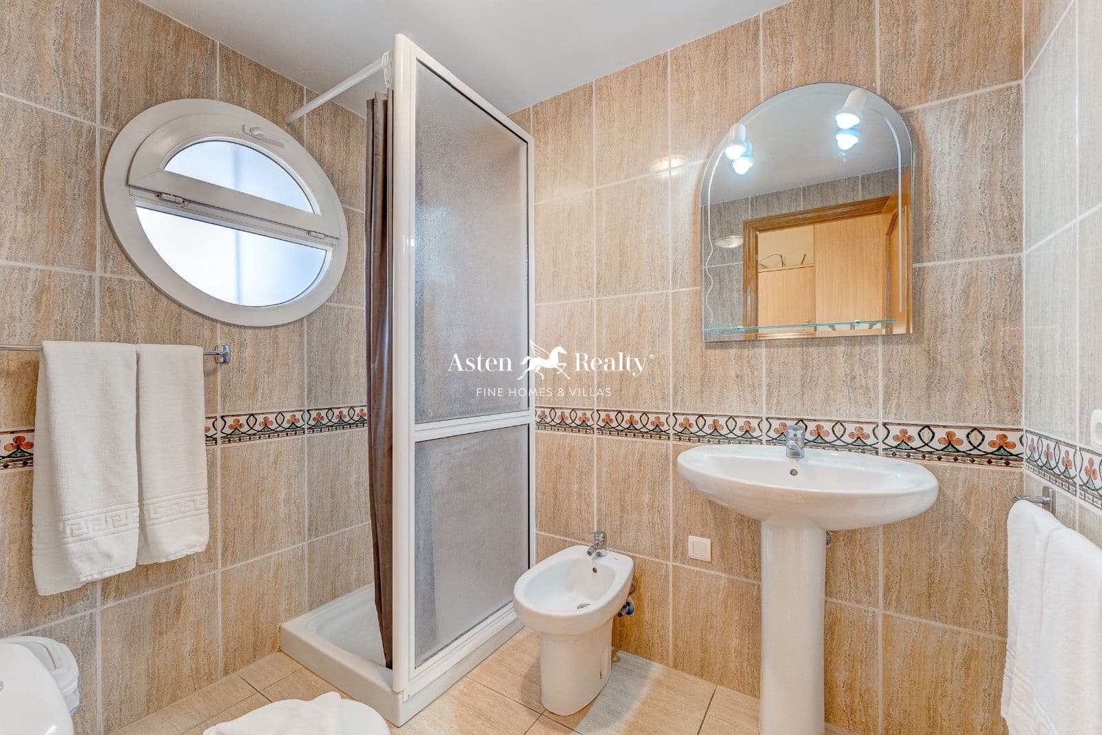 50 soveværelse Hotel til salg i Arona med garage - € 9.000.000 (Ref: 7197550)