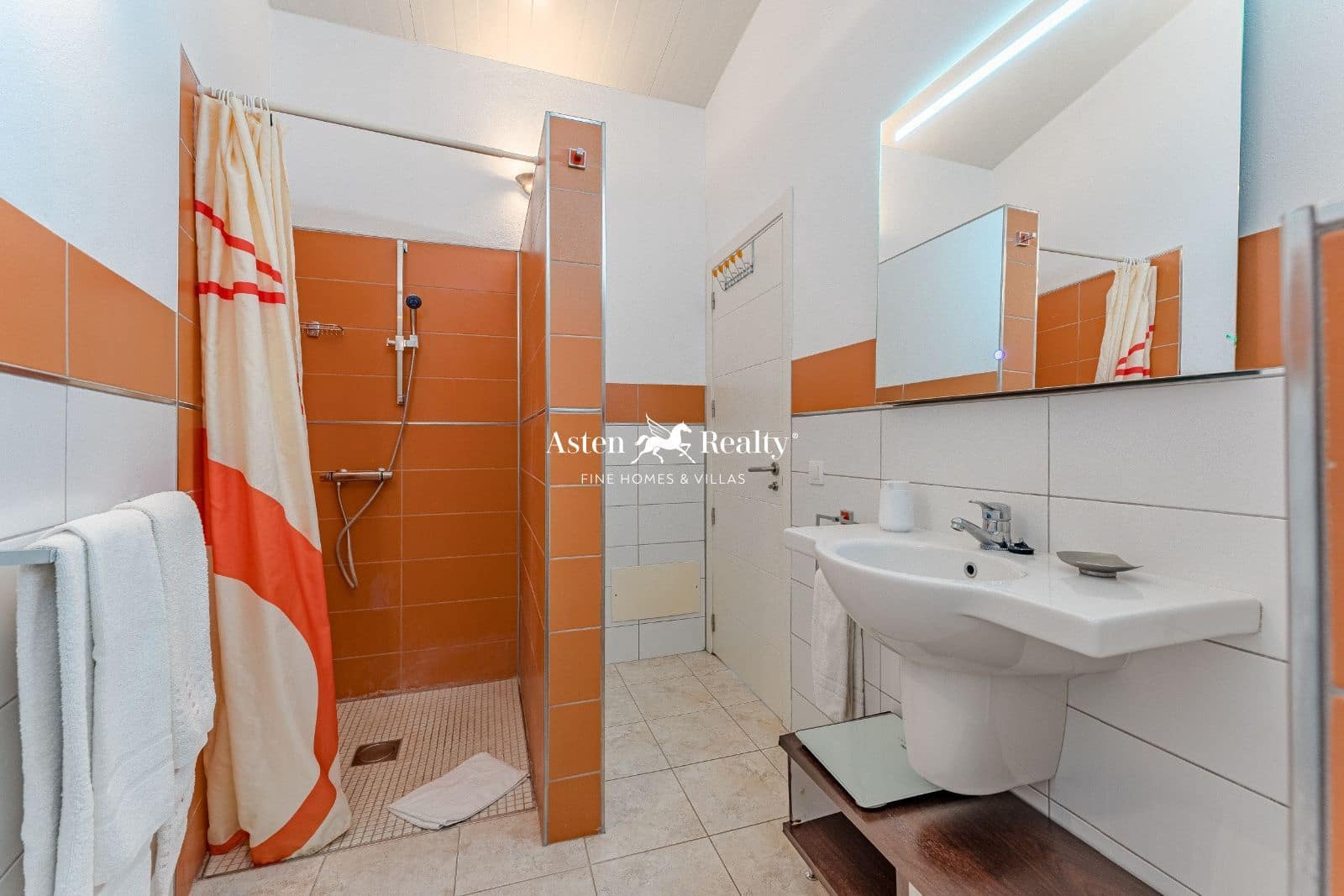 9 soveværelse Byhus til salg i Alcala med swimmingpool garage - € 3.100.000 (Ref: 7367500)