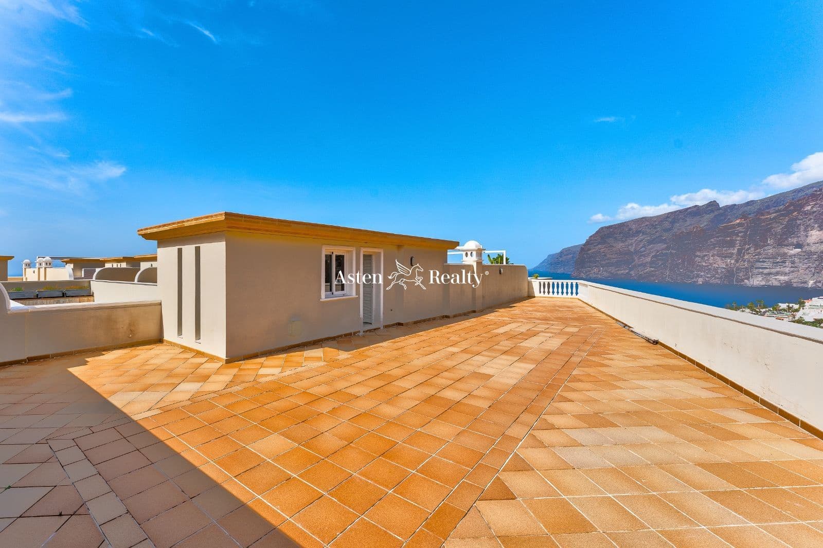 2 soveværelse Penthouse til salg i Los Gigantes med swimmingpool garage - € 655.500 (Ref: 7376478)