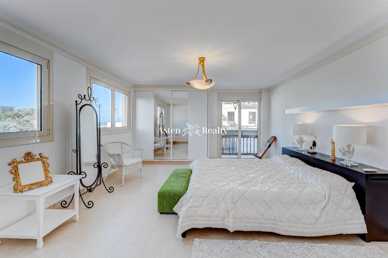 4 soverom Hus til salgs i Playa del Duque med svømmebasseng garasje - € 5 500 000 (Ref: 7381602)