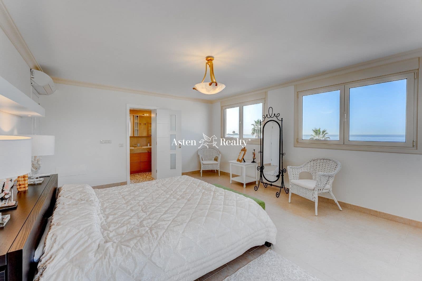 4 soverom Hus til salgs i Playa del Duque med svømmebasseng garasje - € 5 500 000 (Ref: 7381602)