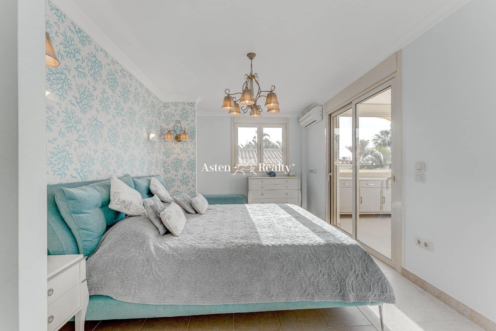 4 soverom Hus til salgs i Playa del Duque med svømmebasseng garasje - € 5 500 000 (Ref: 7381602)