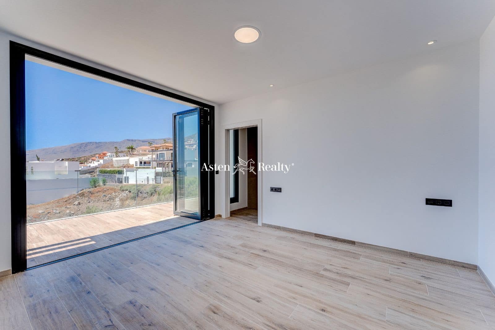 4 soveværelse Byhus til salg i Torviscas med swimmingpool garage - € 1.950.000 (Ref: 7539116)