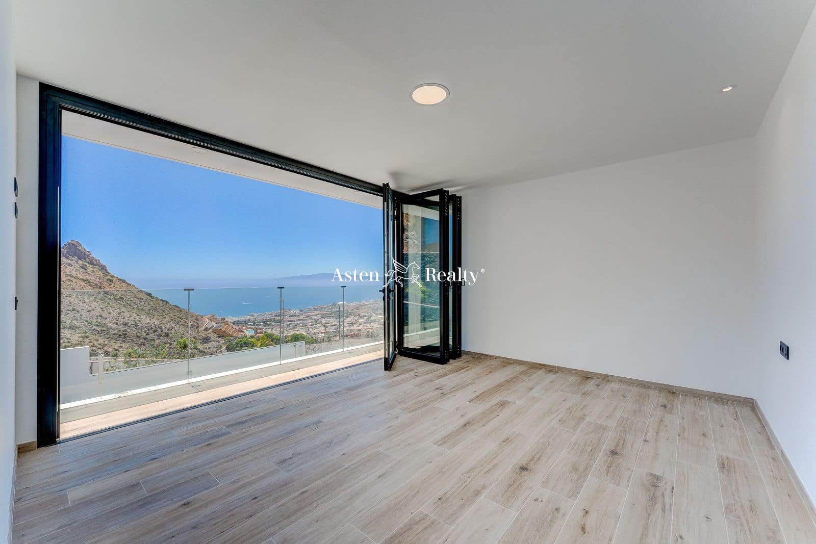 4 soveværelse Byhus til salg i Torviscas med swimmingpool garage - € 1.950.000 (Ref: 7539116)