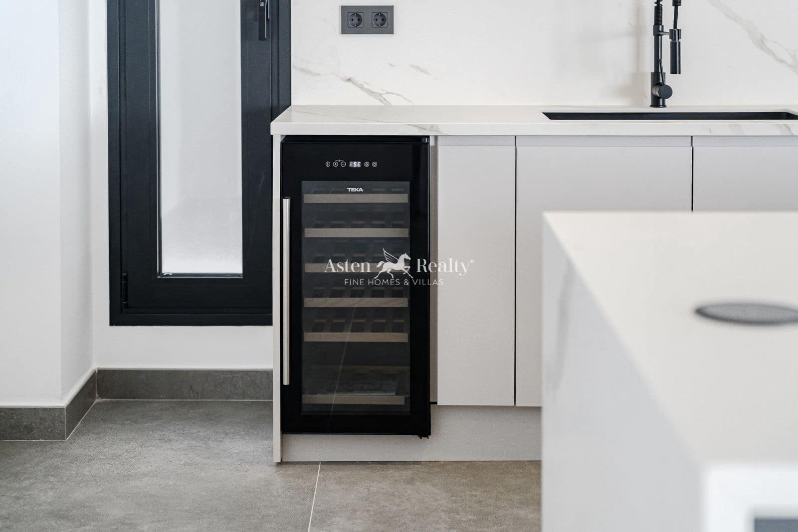 4 makuuhuone Omakotitalo myytävänä paikassa Torviscas mukana uima-altaan 
autotalli - 1 950 000 € (Ref: 7539116)