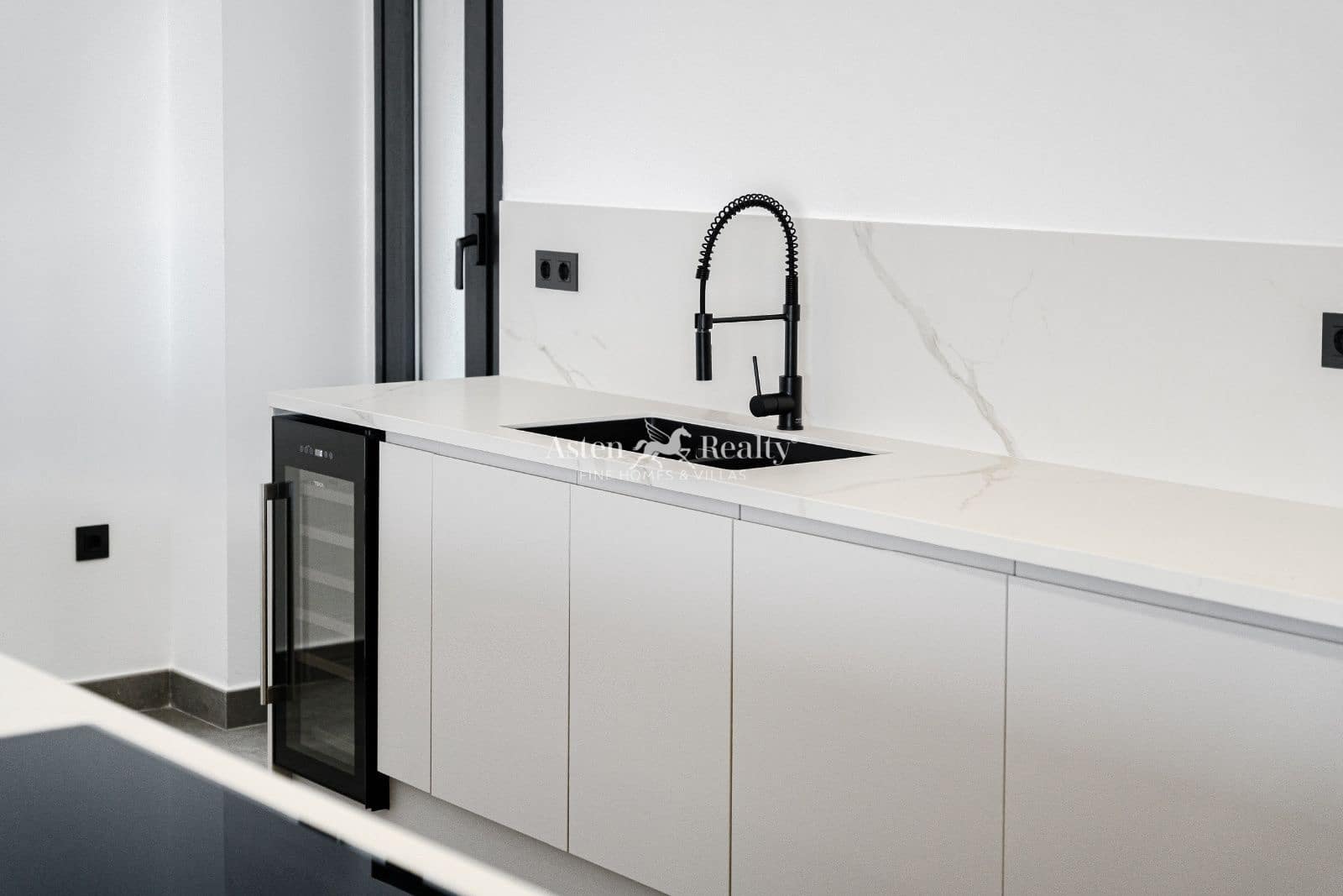 4 makuuhuone Omakotitalo myytävänä paikassa Torviscas mukana uima-altaan 
autotalli - 1 950 000 € (Ref: 7539116)