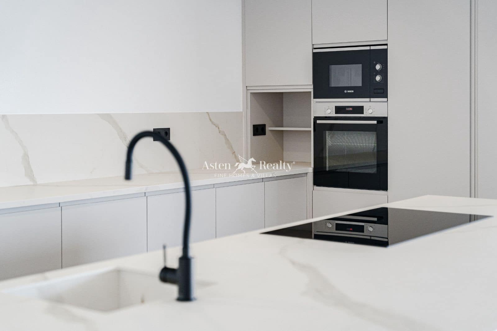 4 makuuhuone Omakotitalo myytävänä paikassa Torviscas mukana uima-altaan 
autotalli - 1 950 000 € (Ref: 7539116)