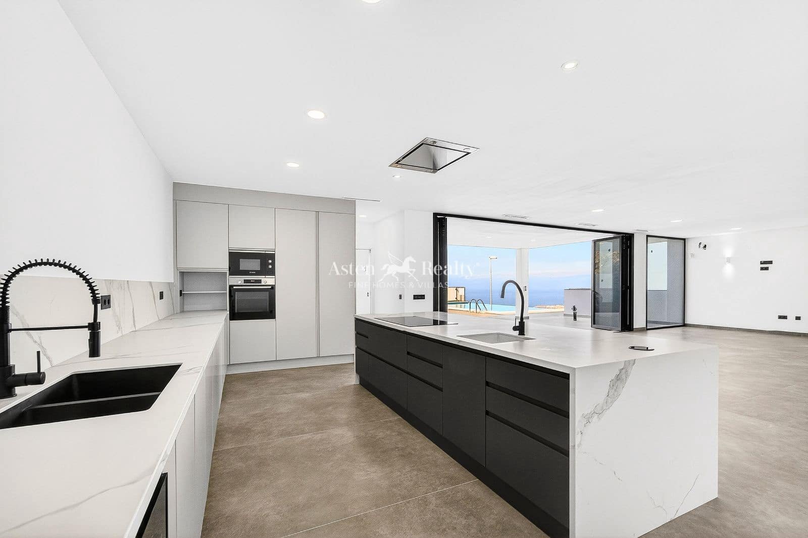 4 makuuhuone Omakotitalo myytävänä paikassa Torviscas mukana uima-altaan 
autotalli - 1 950 000 € (Ref: 7539116)