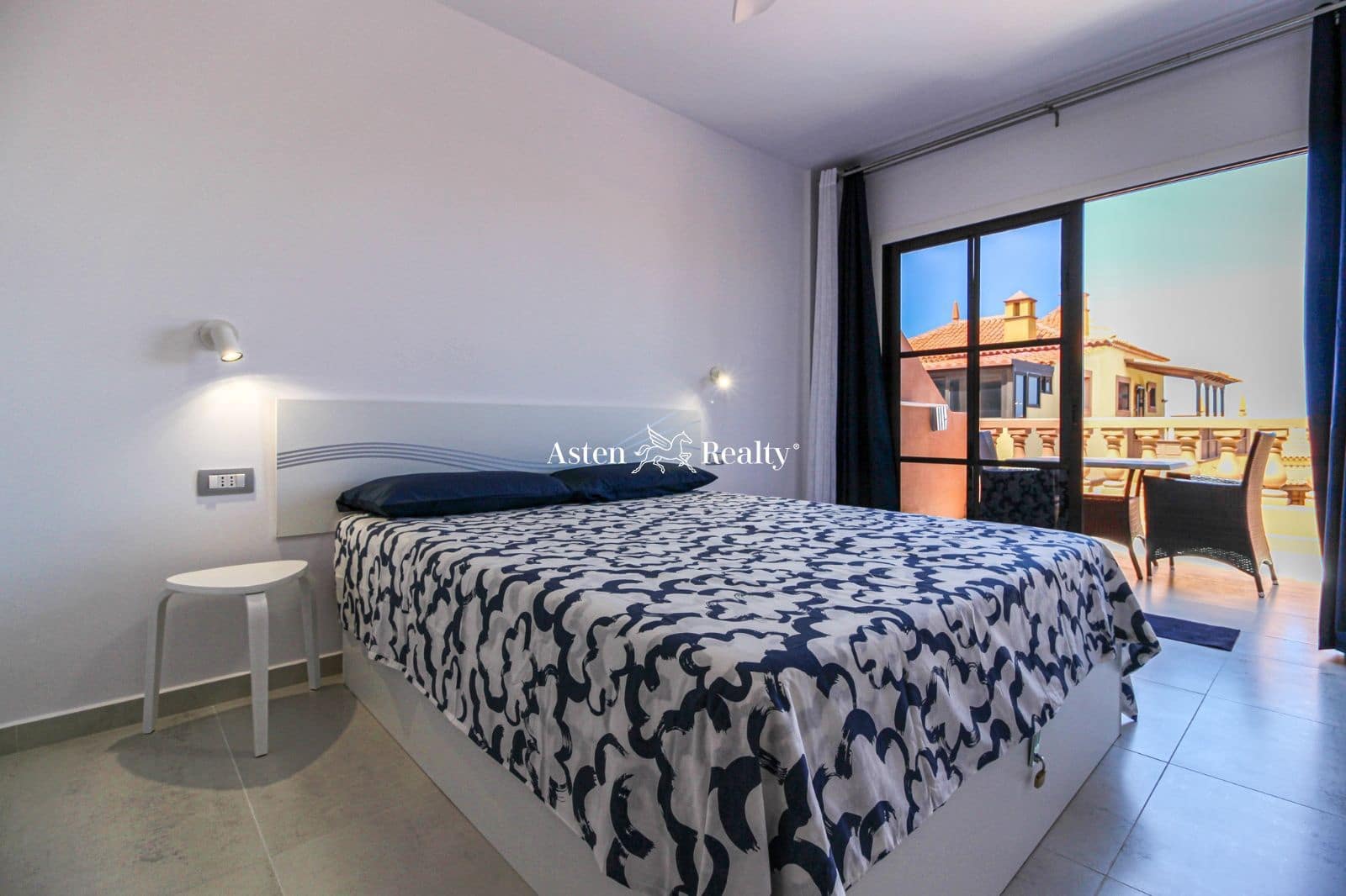 1 makuuhuone Asunto myytävänä paikassa Playa del Duque mukana uima-altaan 
autotalli - 440 000 € (Ref: 7688973)