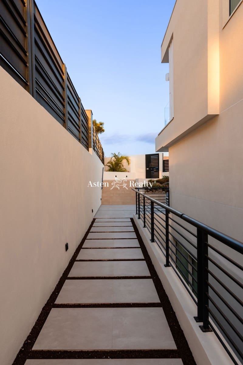 4 soveværelse Byhus til salg i Costa Adeje med swimmingpool garage - € 2.070.000 (Ref: 7740071)