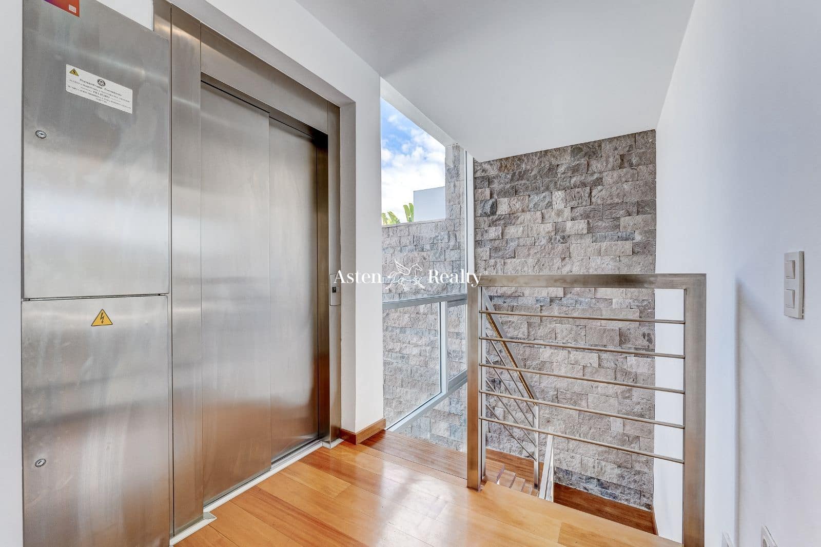 6 soveværelse Byhus til salg i Playa del Duque med swimmingpool garage - € 3.200.000 (Ref: 7801234)