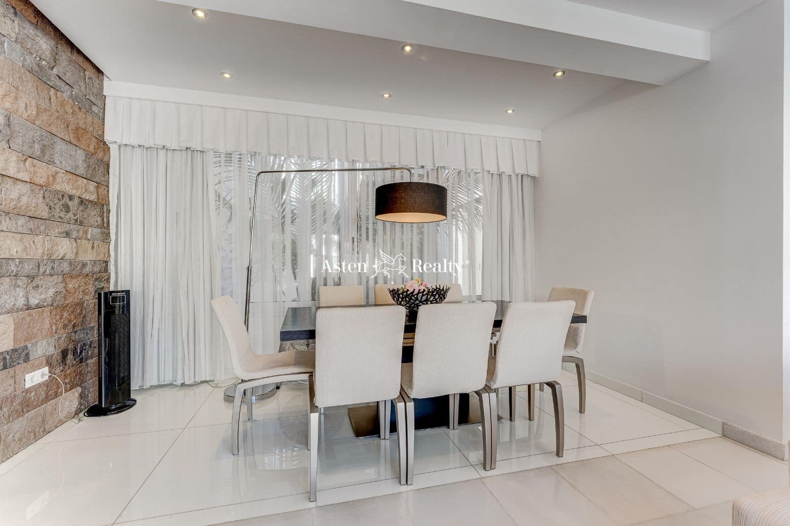 6 soveværelse Byhus til salg i Playa del Duque med swimmingpool garage - € 3.200.000 (Ref: 7801234)