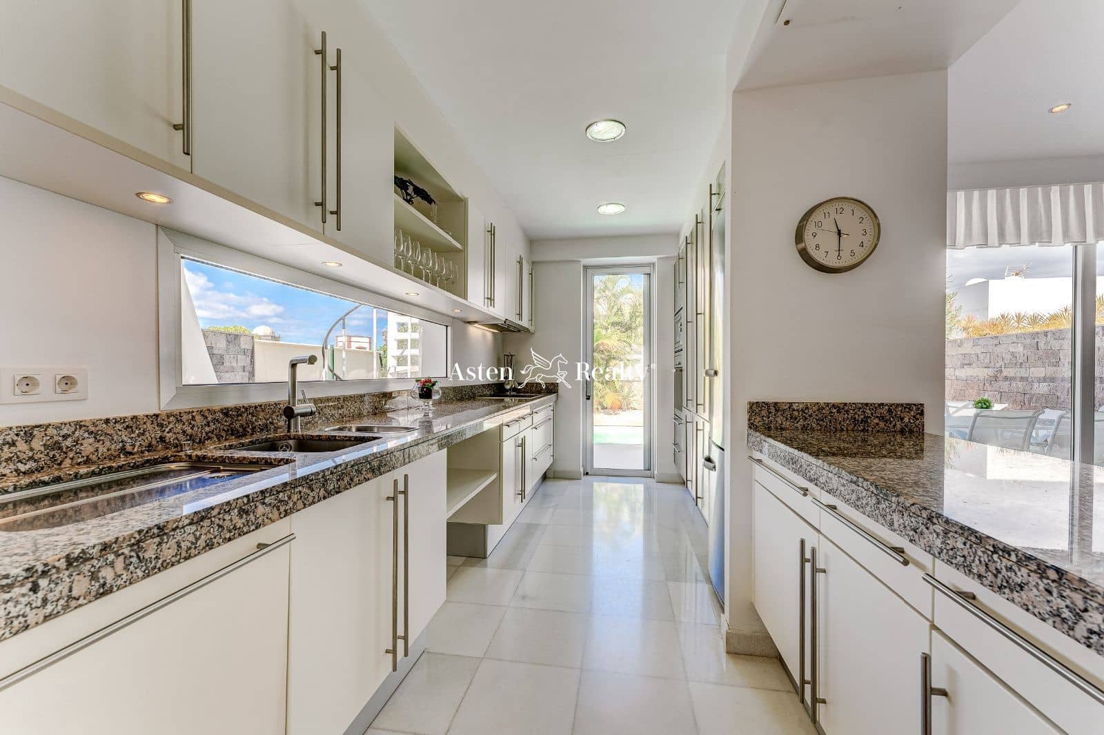 6 soveværelse Byhus til salg i Playa del Duque med swimmingpool garage - € 3.200.000 (Ref: 7801234)