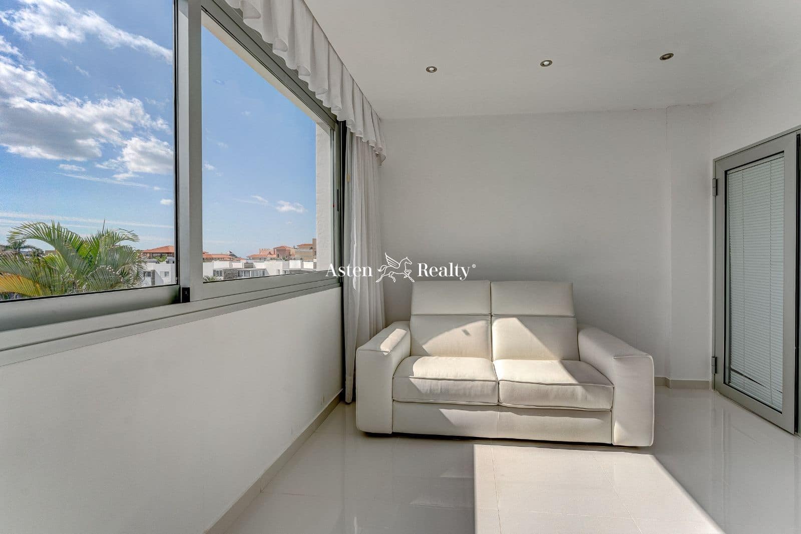 6 soveværelse Byhus til salg i Playa del Duque med swimmingpool garage - € 3.200.000 (Ref: 7801234)