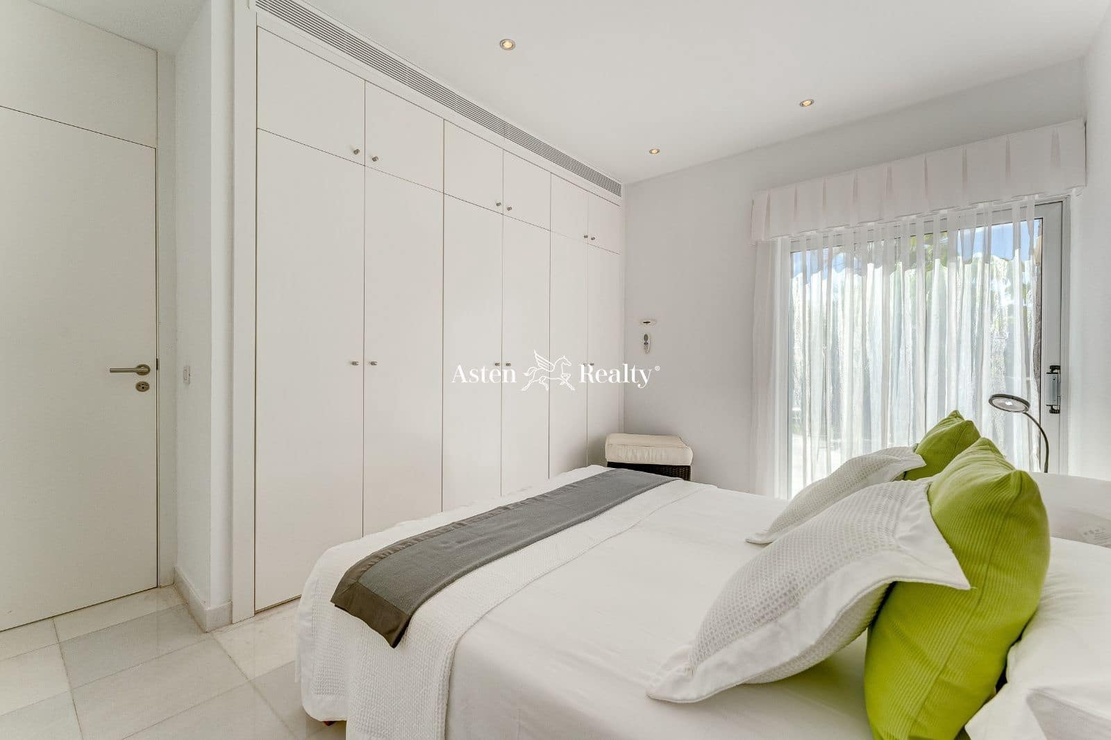 6 soveværelse Byhus til salg i Playa del Duque med swimmingpool garage - € 3.200.000 (Ref: 7801234)