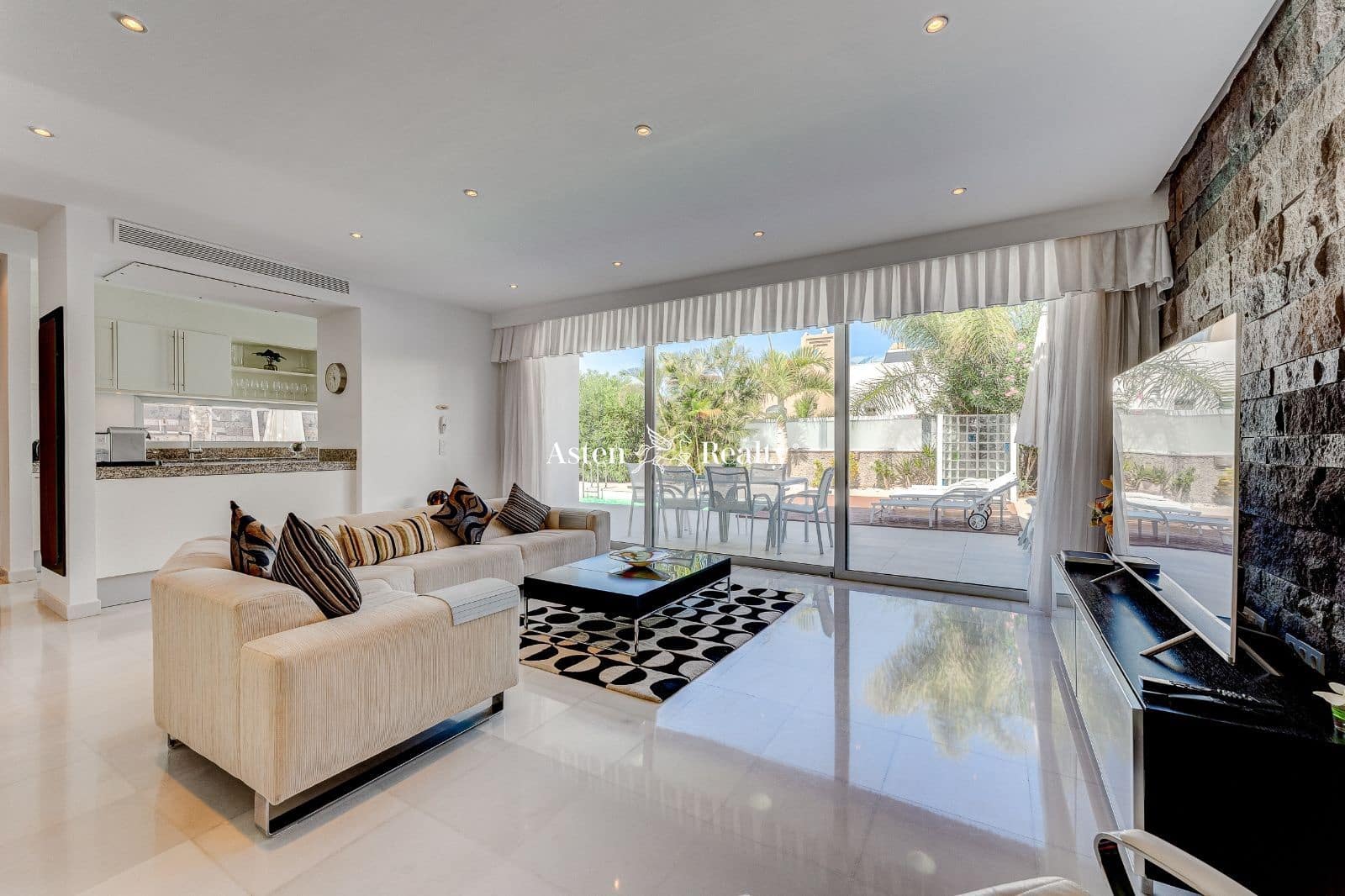 6 soveværelse Byhus til salg i Playa del Duque med swimmingpool garage - € 3.200.000 (Ref: 7801234)