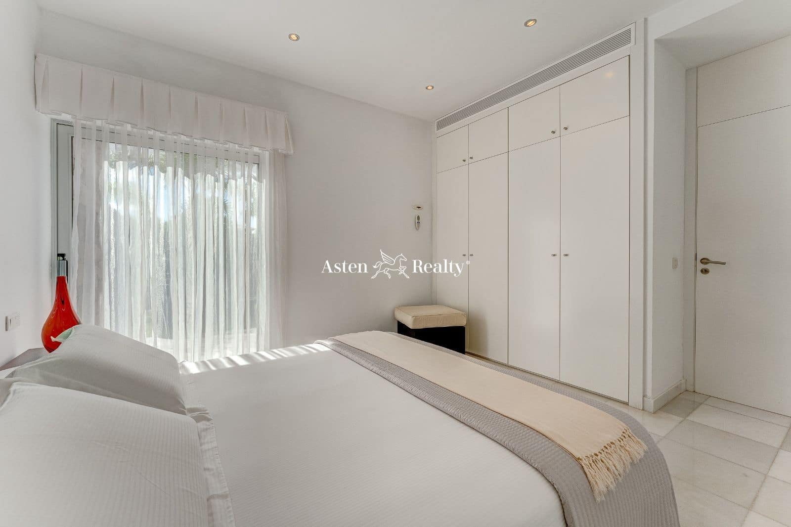 6 soveværelse Byhus til salg i Playa del Duque med swimmingpool garage - € 3.200.000 (Ref: 7801234)