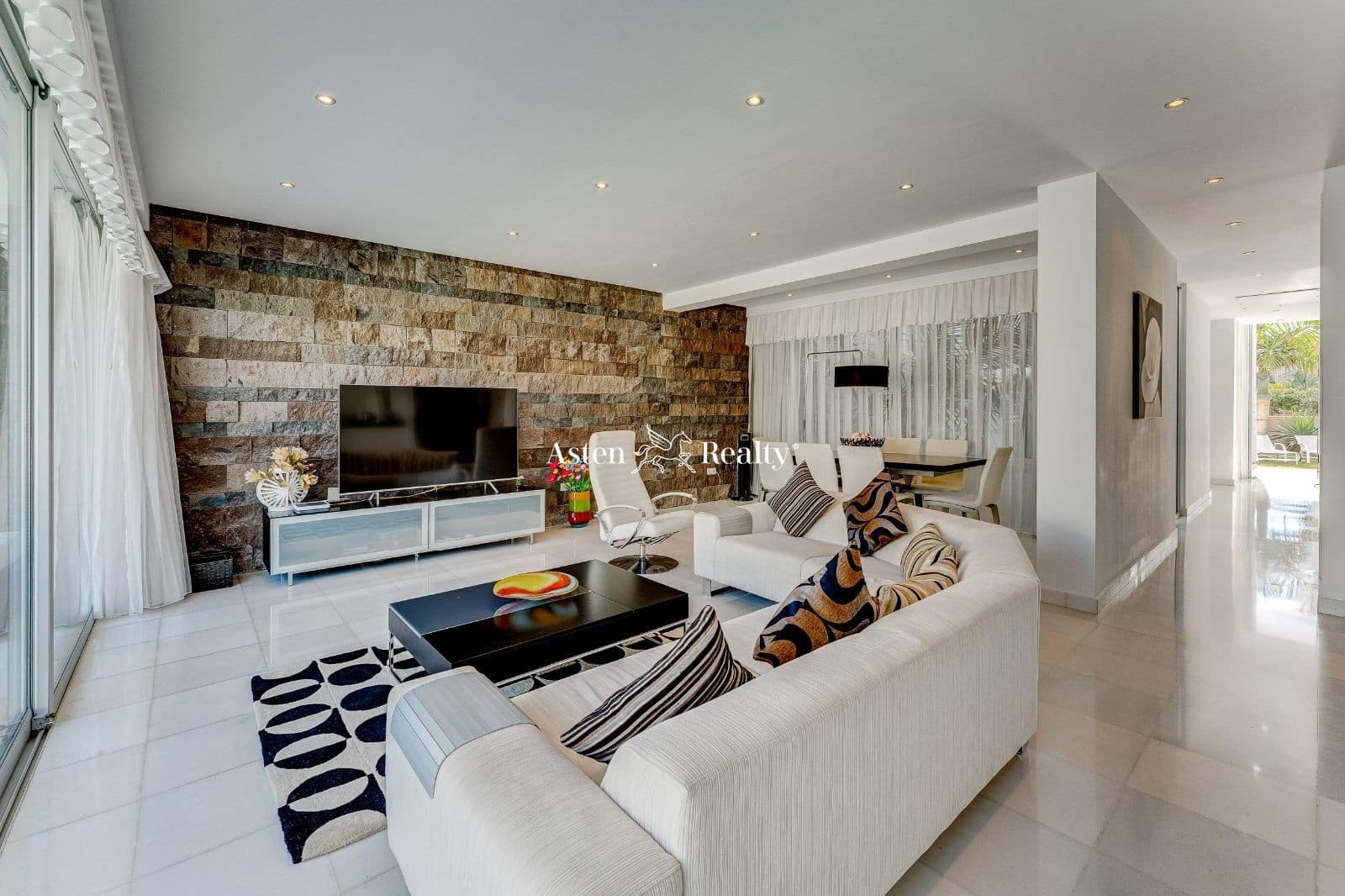 6 soveværelse Byhus til salg i Playa del Duque med swimmingpool garage - € 3.200.000 (Ref: 7801234)