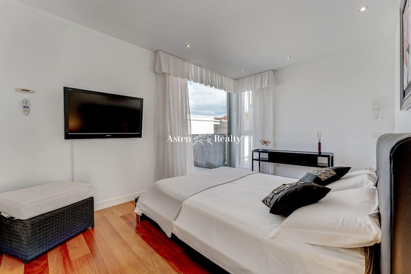 6 soveværelse Byhus til salg i Playa del Duque med swimmingpool garage - € 3.200.000 (Ref: 7801234)