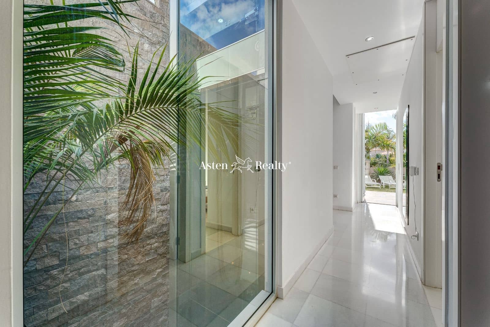 6 soveværelse Byhus til salg i Playa del Duque med swimmingpool garage - € 3.200.000 (Ref: 7801234)