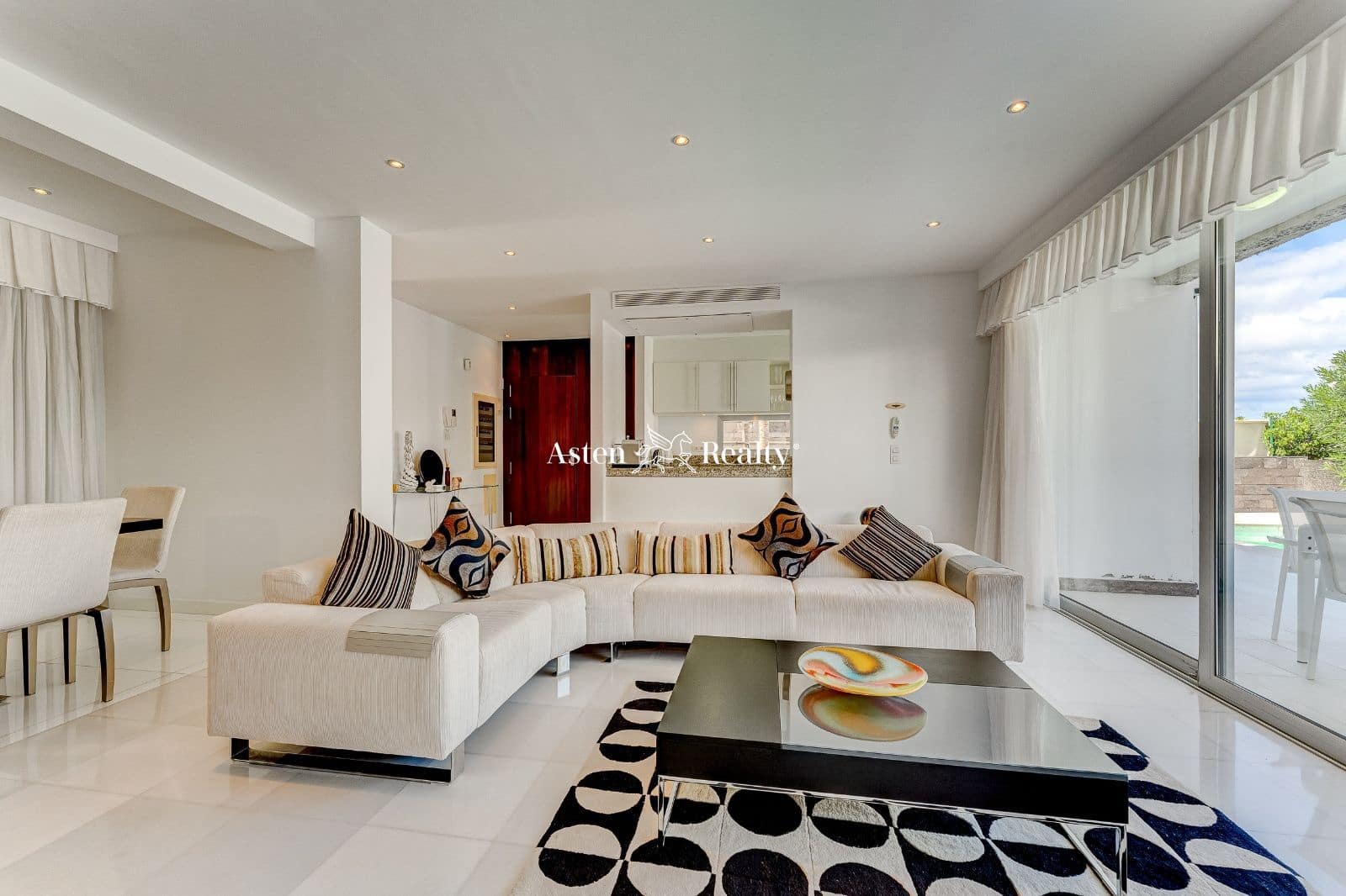 6 soveværelse Byhus til salg i Playa del Duque med swimmingpool garage - € 3.200.000 (Ref: 7801234)