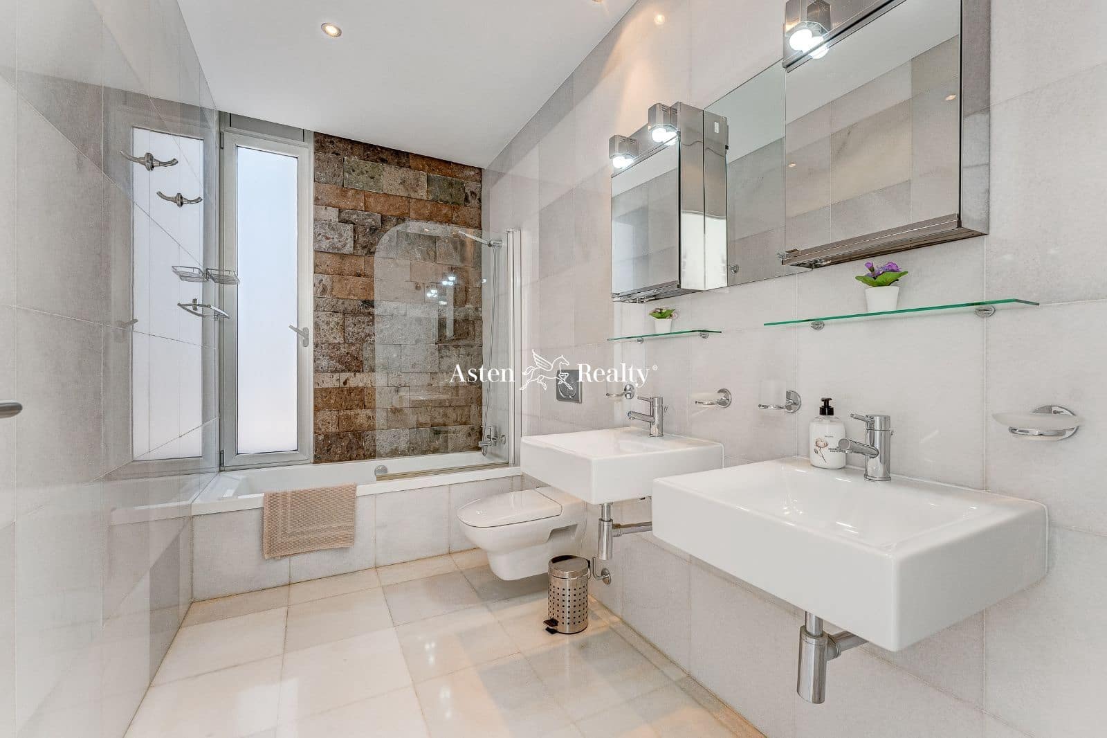 6 soveværelse Byhus til salg i Playa del Duque med swimmingpool garage - € 3.200.000 (Ref: 7801234)