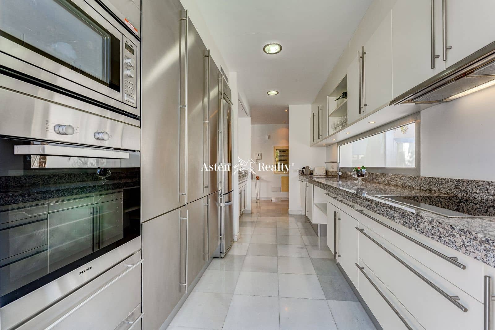 6 soveværelse Byhus til salg i Playa del Duque med swimmingpool garage - € 3.200.000 (Ref: 7801234)