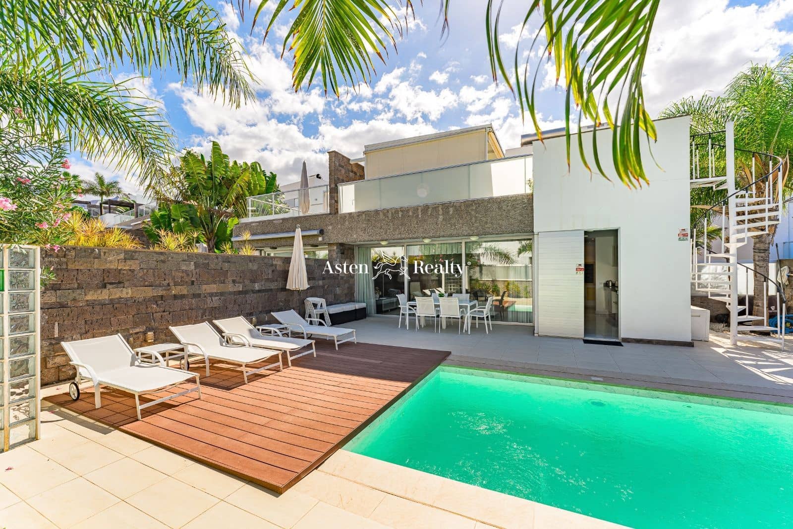 6 soveværelse Byhus til salg i Playa del Duque med swimmingpool garage - € 3.200.000 (Ref: 7801234)