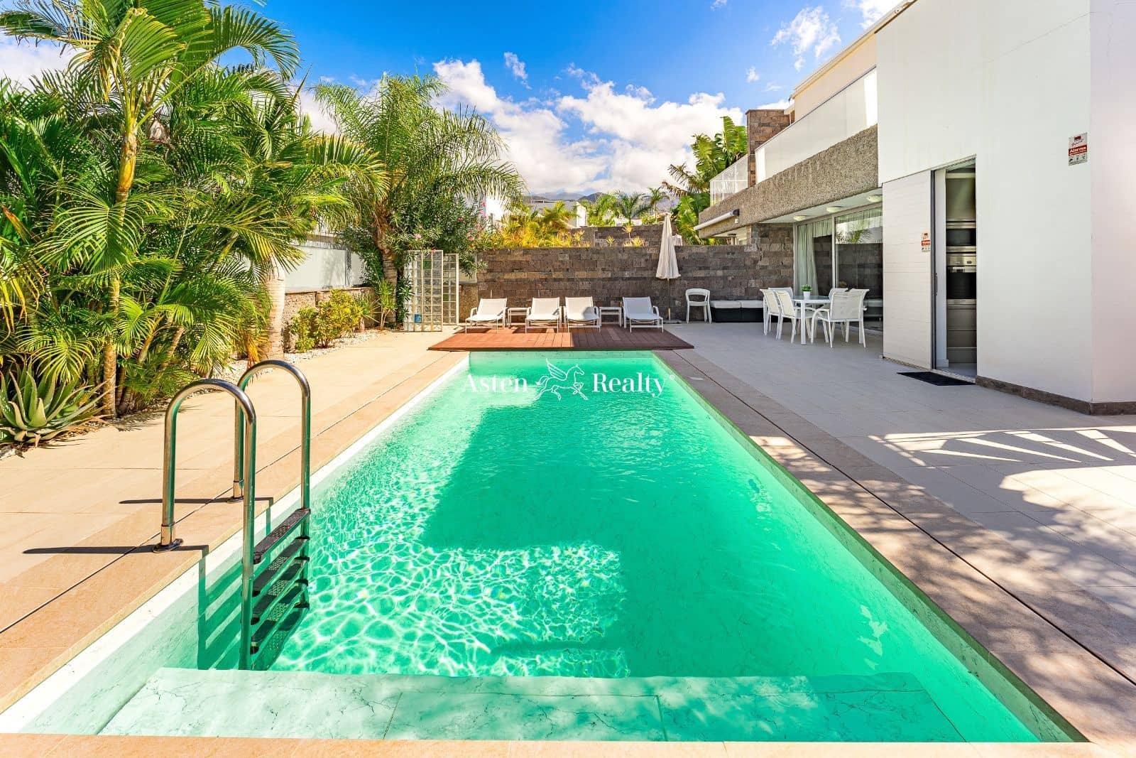 6 soveværelse Byhus til salg i Playa del Duque med swimmingpool garage - € 3.200.000 (Ref: 7801234)