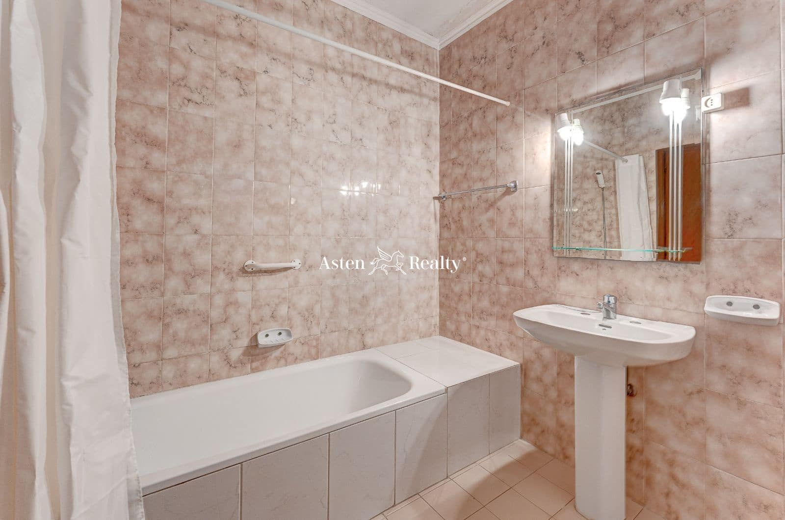 Lejlighed til salg i San Eugenio med swimmingpool - € 239.000 (Ref: 7826340)