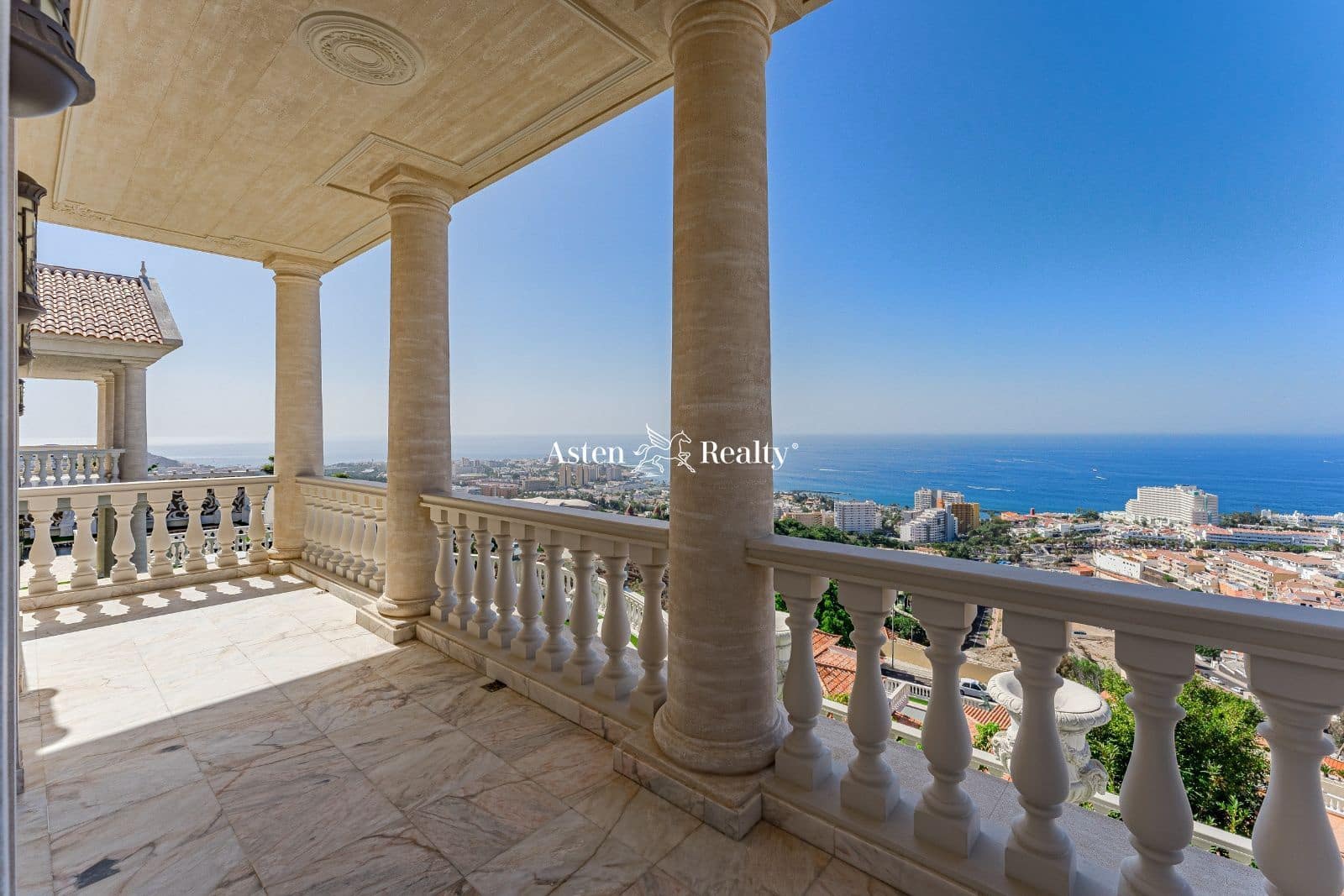 7 soverom Hus til salgs i Costa Adeje med svømmebasseng garasje - € 7 500 000 (Ref: 7911928)