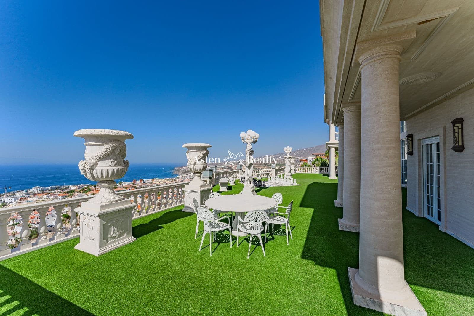 7 soverom Hus til salgs i Costa Adeje med svømmebasseng garasje - € 7 500 000 (Ref: 7911928)