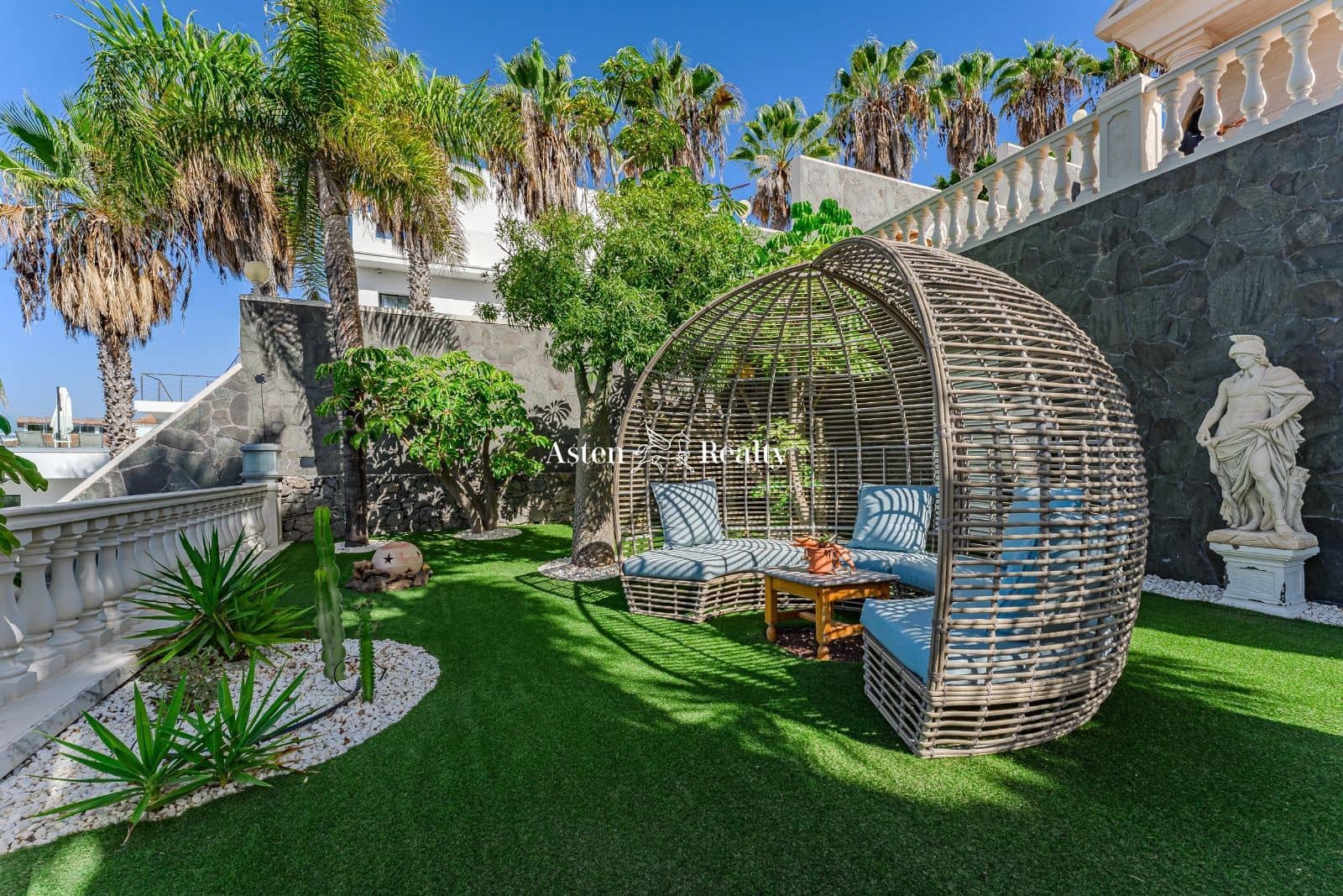 7 soverom Hus til salgs i Costa Adeje med svømmebasseng garasje - € 7 500 000 (Ref: 7911928)