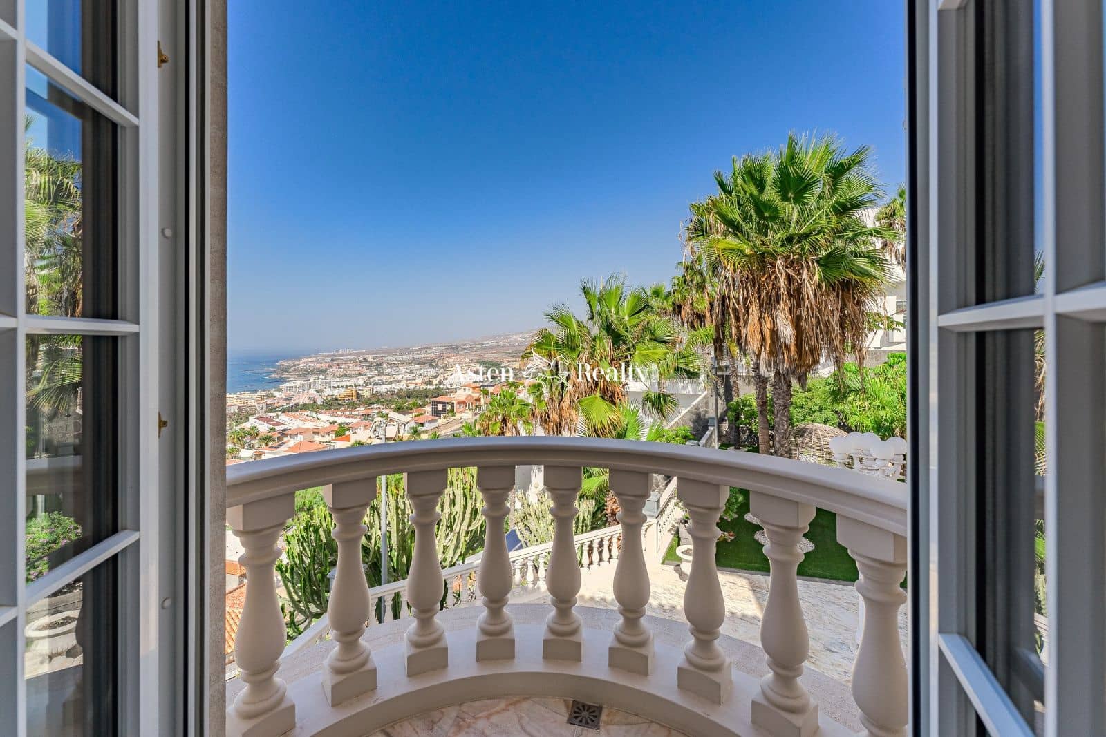 7 soverom Hus til salgs i Costa Adeje med svømmebasseng garasje - € 7 500 000 (Ref: 7911928)