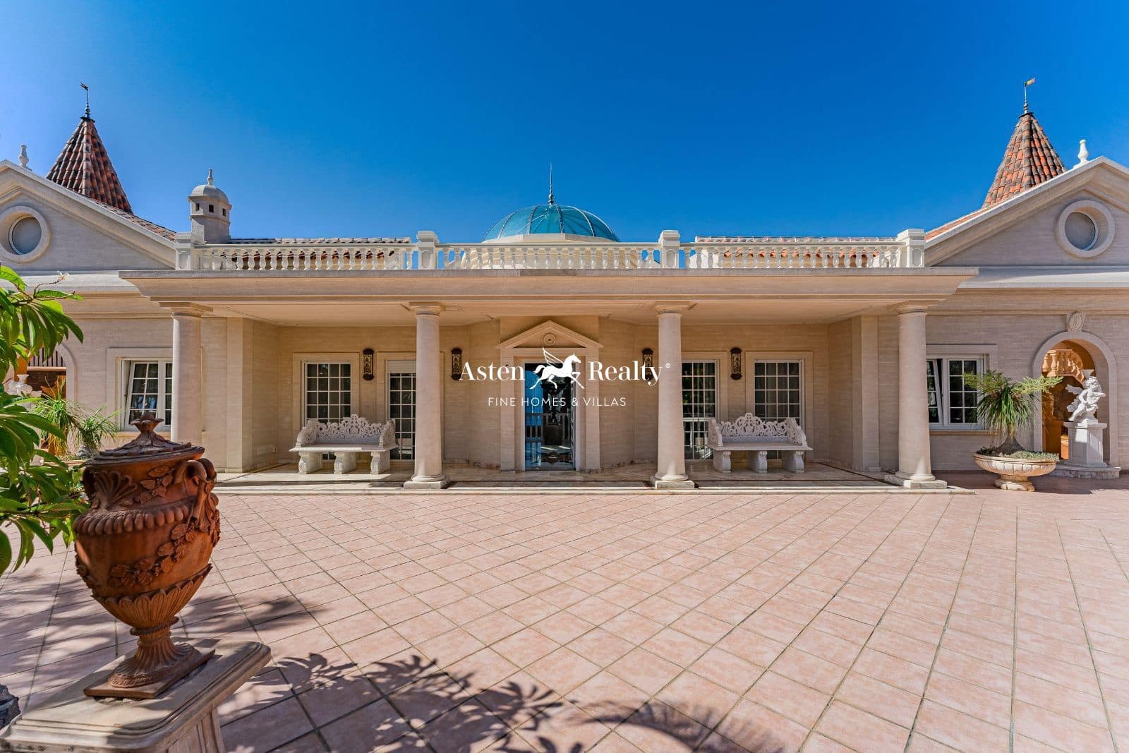 7 soverom Hus til salgs i Costa Adeje med svømmebasseng garasje - € 7 500 000 (Ref: 7911928)