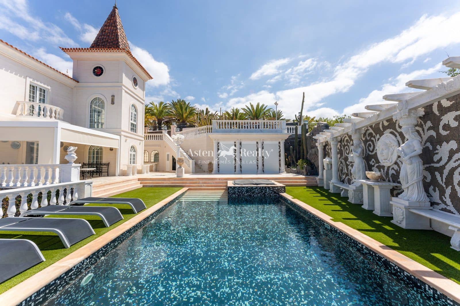 7 soverom Hus til salgs i Costa Adeje med svømmebasseng garasje - € 7 500 000 (Ref: 7911928)