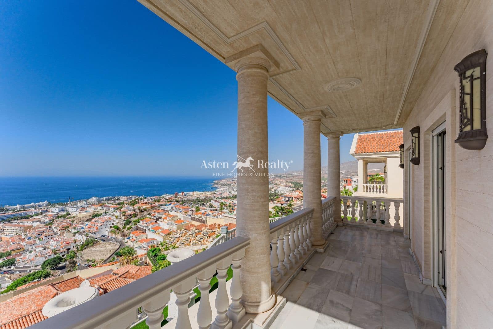 7 soverom Hus til salgs i Costa Adeje med svømmebasseng garasje - € 7 500 000 (Ref: 7911928)