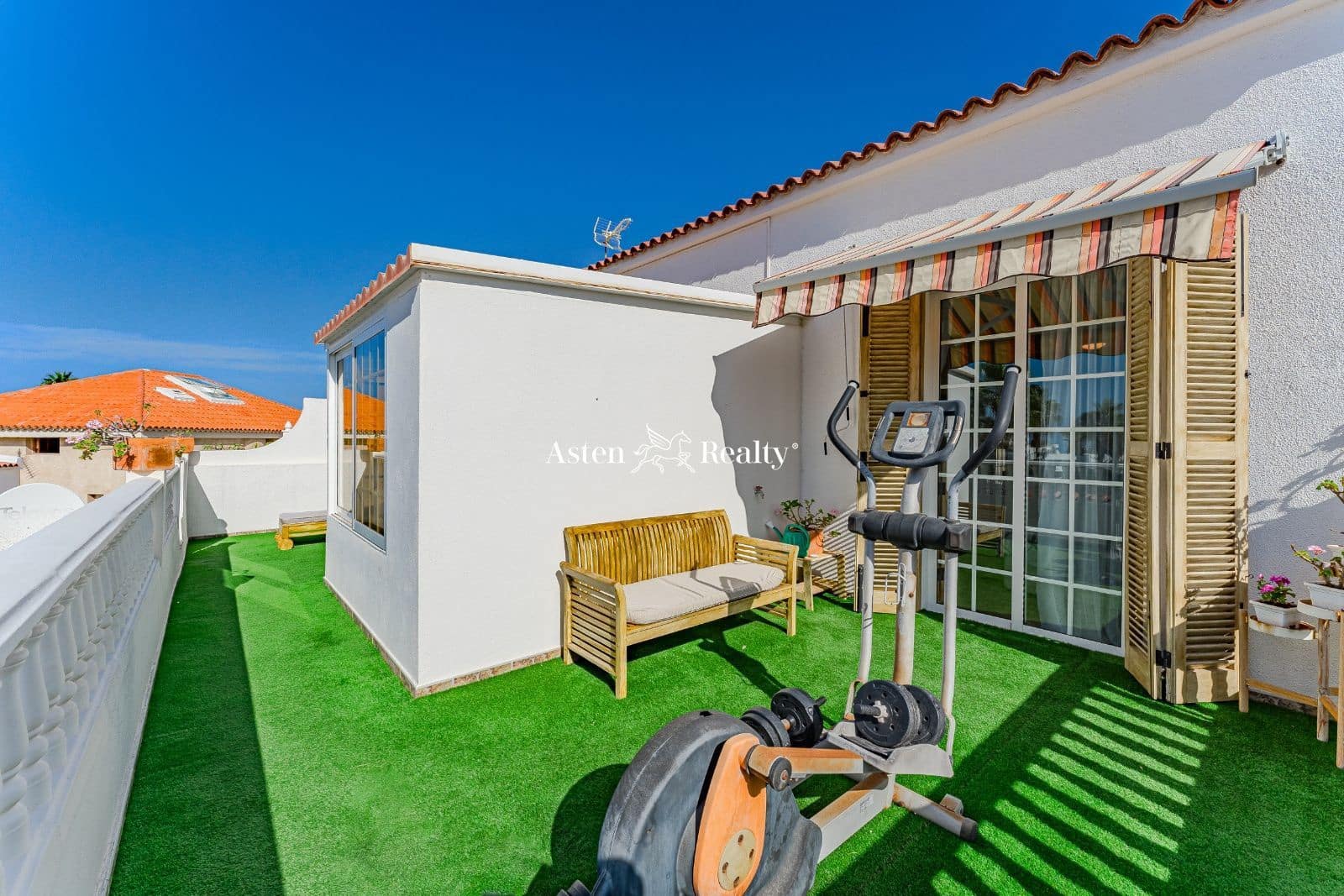 3 slaapkamer Villa te koop in Costa Adeje met zwembad garage - € 980.000 (Ref: 7963862)