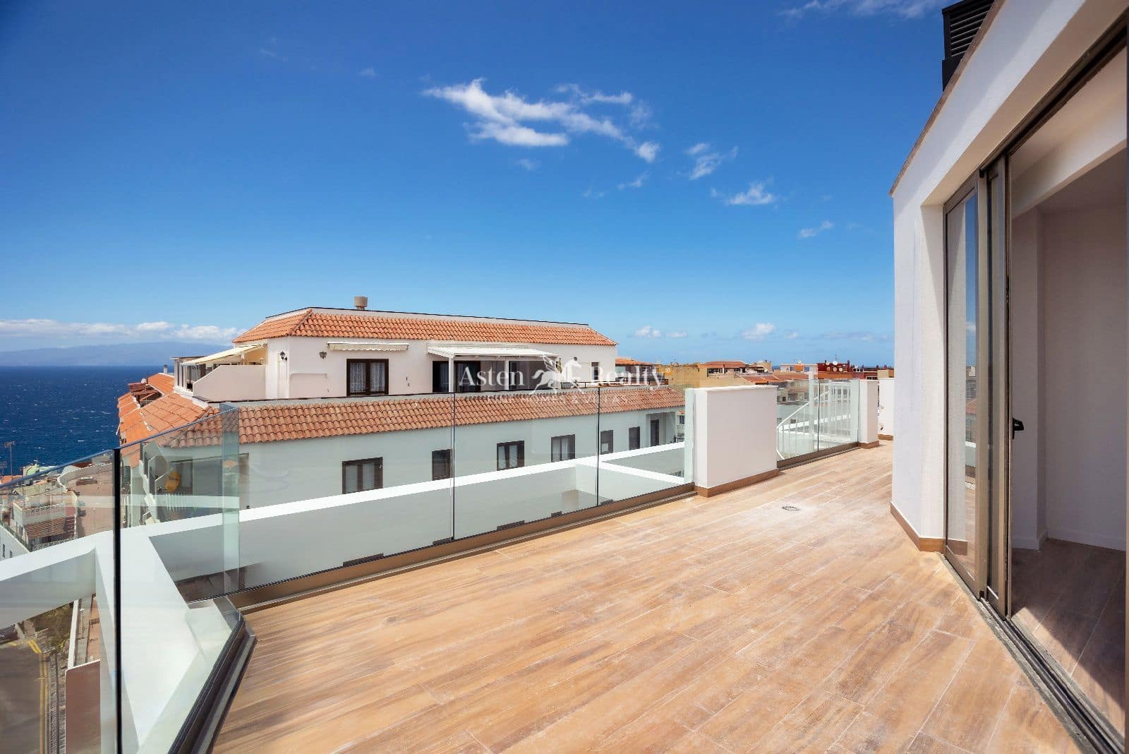 4 soveværelse Penthouse til salg i Puerto Santiago med swimmingpool garage - € 1.150.000 (Ref: 7995844)