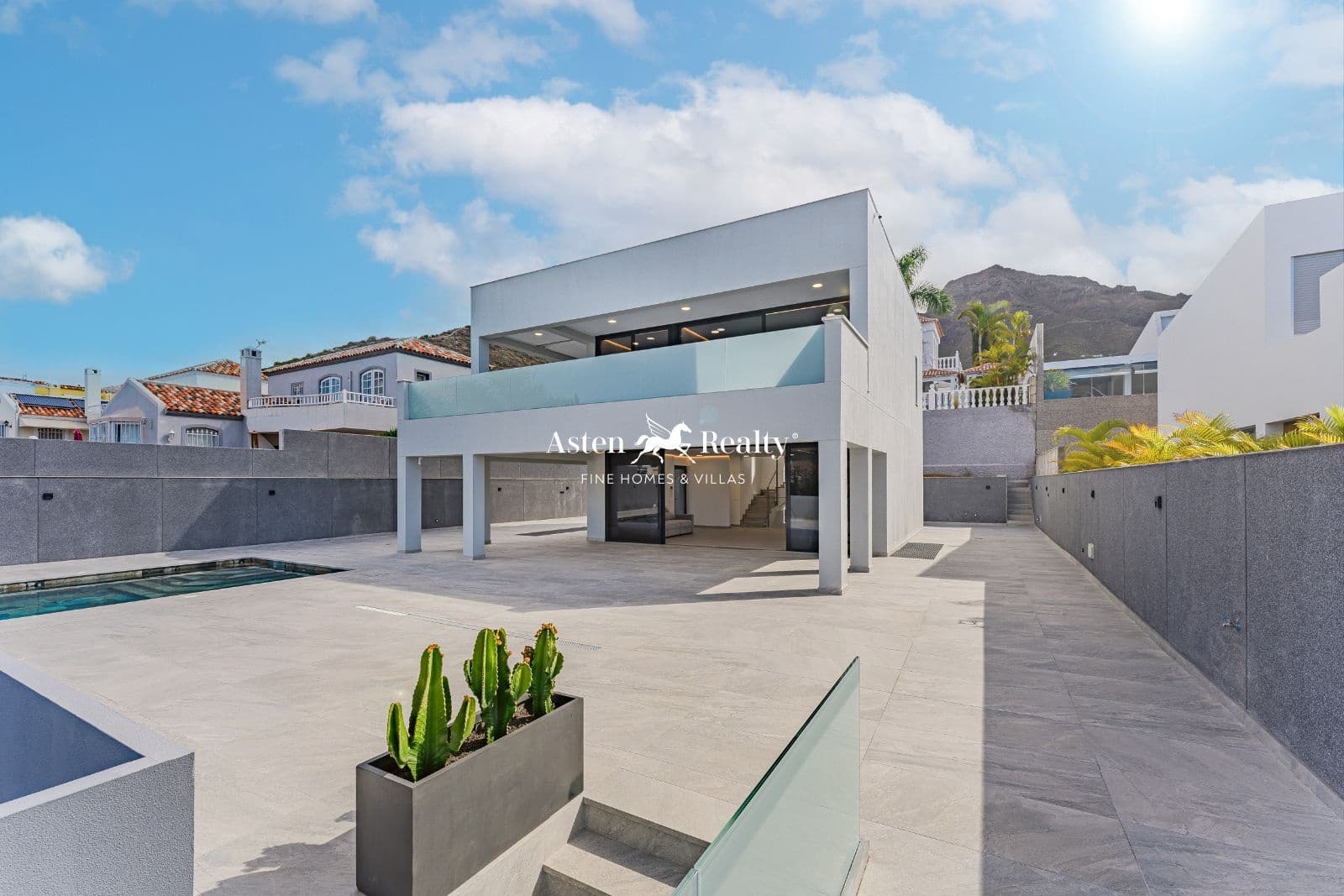 4 soveværelse Byhus til salg i Torviscas med swimmingpool garage - € 1.850.000 (Ref: 8198952)