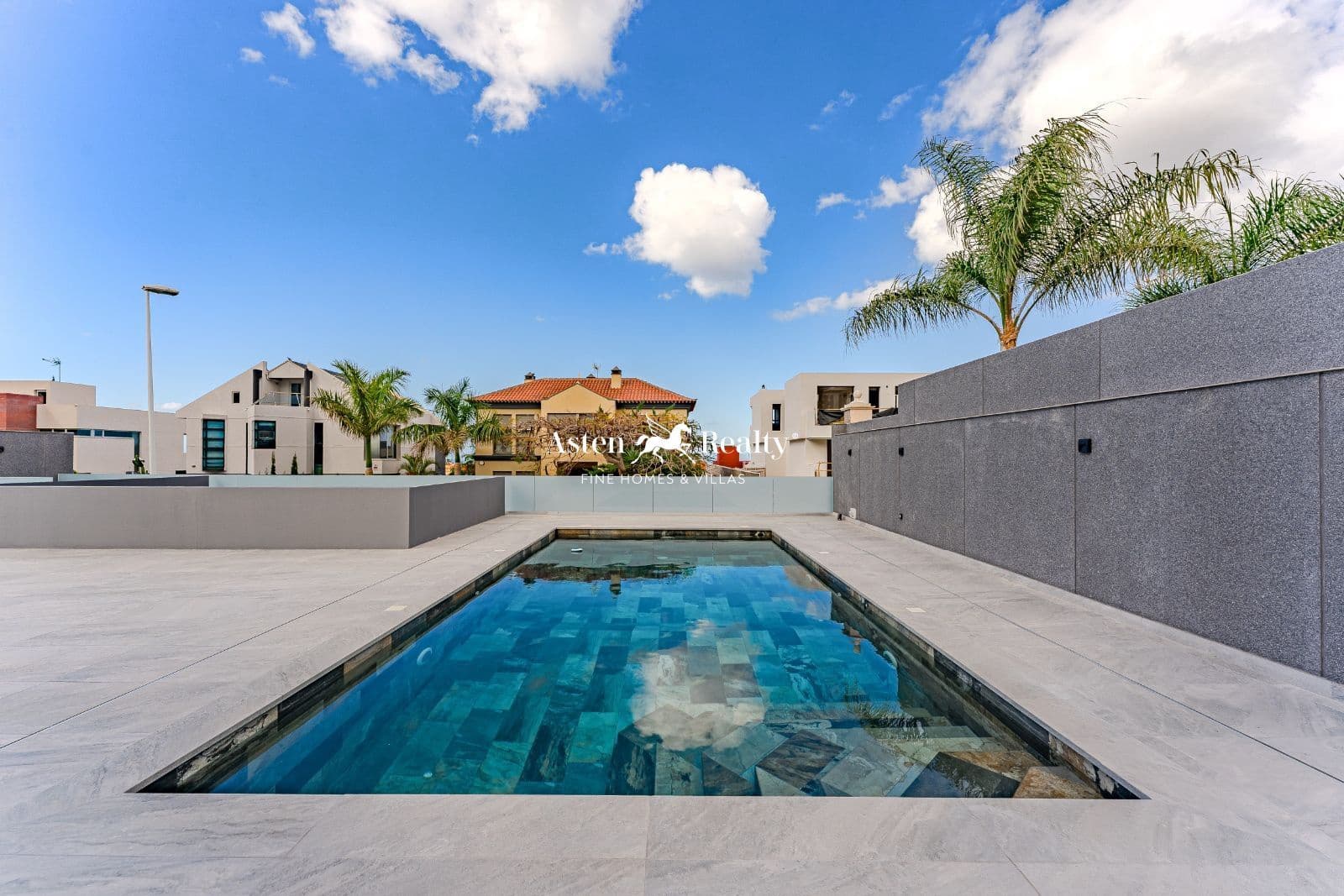 4 soveværelse Byhus til salg i Torviscas med swimmingpool garage - € 1.850.000 (Ref: 8198952)