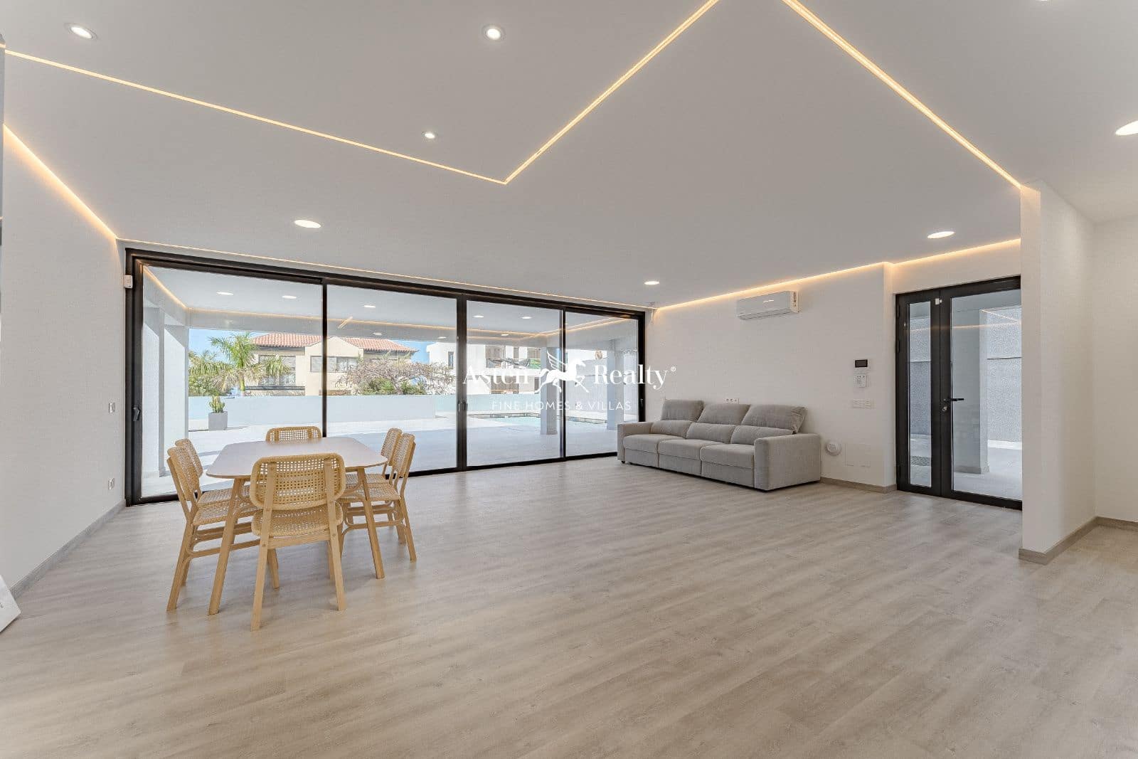 4 soveværelse Byhus til salg i Torviscas med swimmingpool garage - € 1.850.000 (Ref: 8198952)