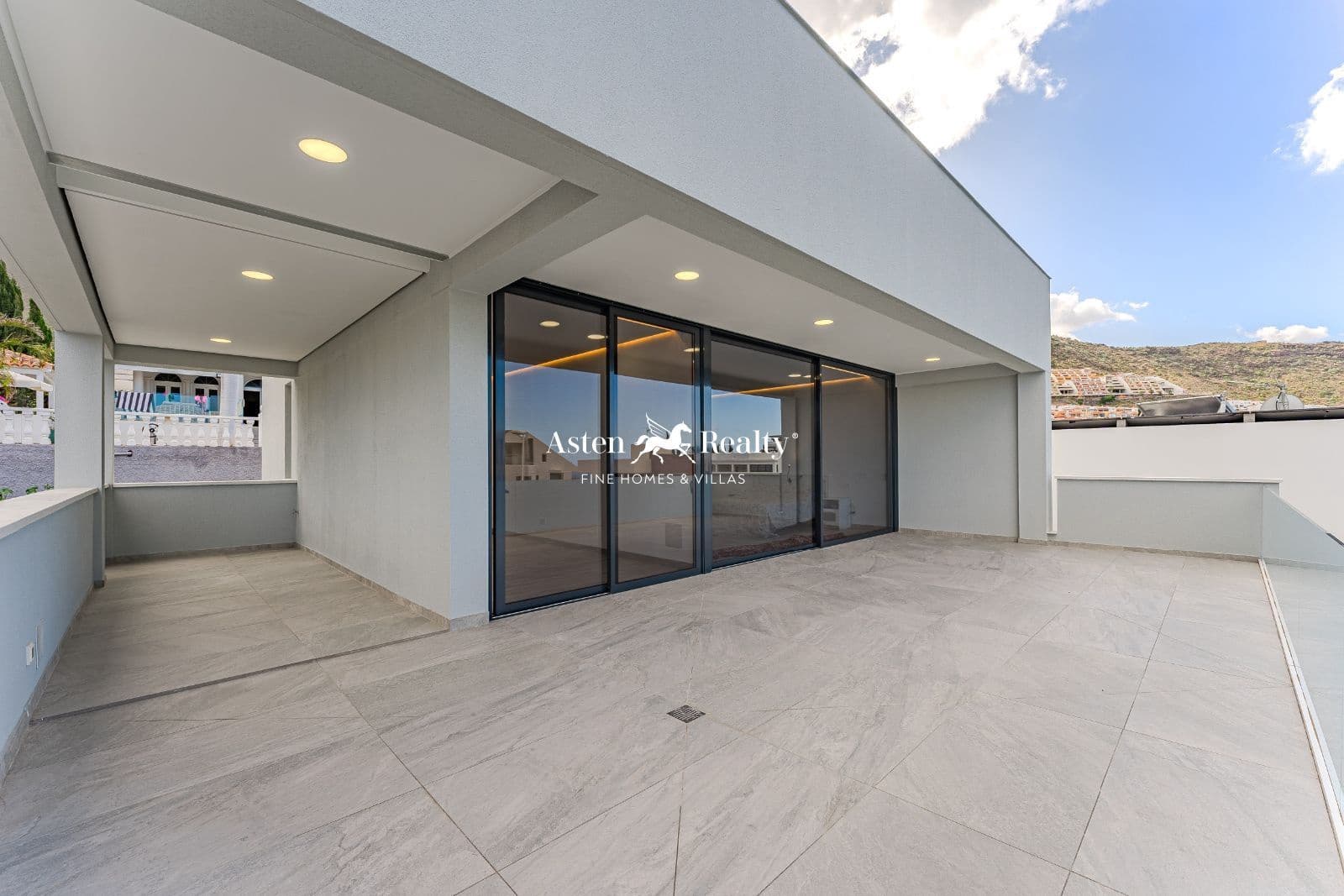 4 soveværelse Byhus til salg i Torviscas med swimmingpool garage - € 1.850.000 (Ref: 8198952)