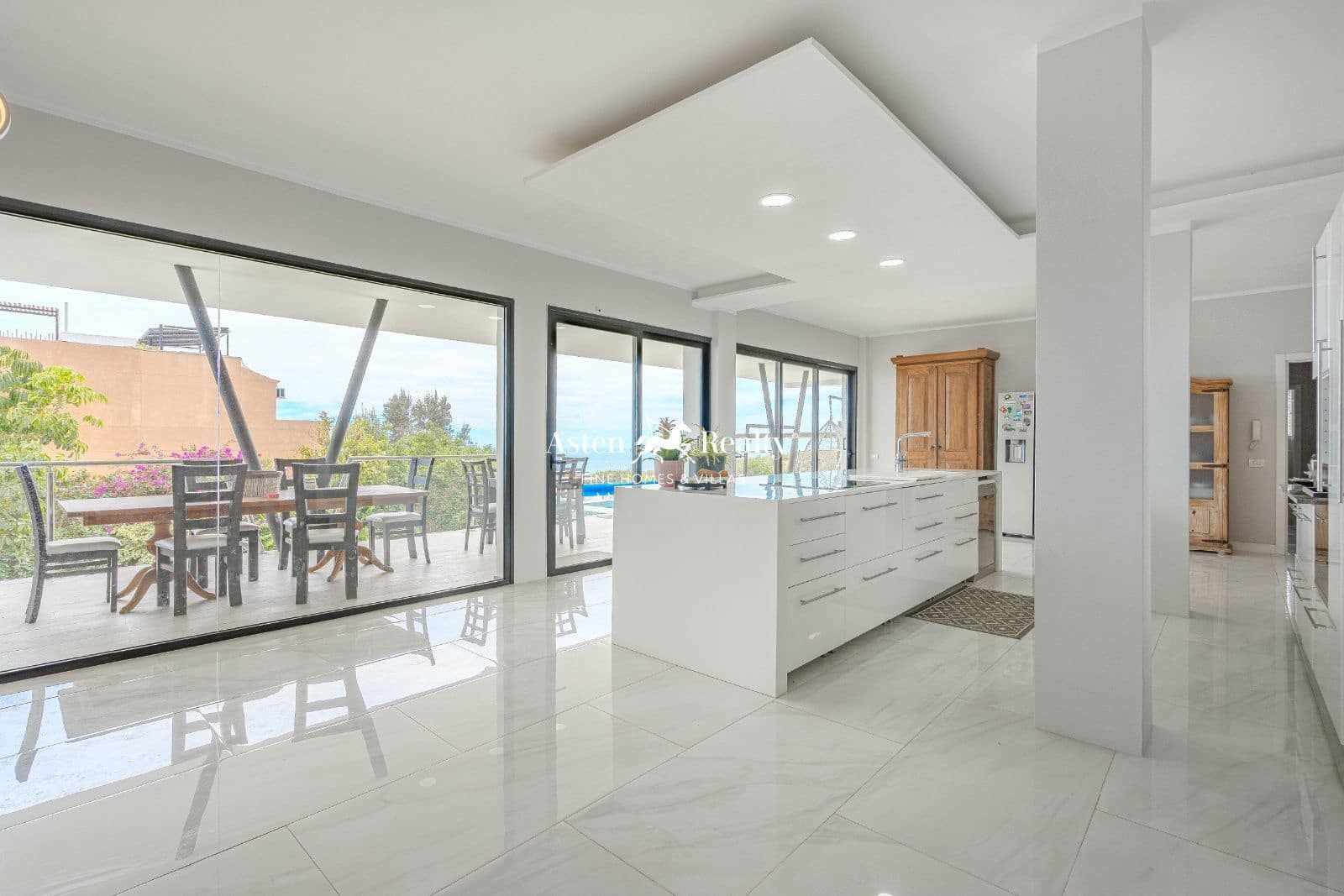 9 soveværelse Byhus til salg i Arona med swimmingpool garage - € 880.000 (Ref: 8210708)