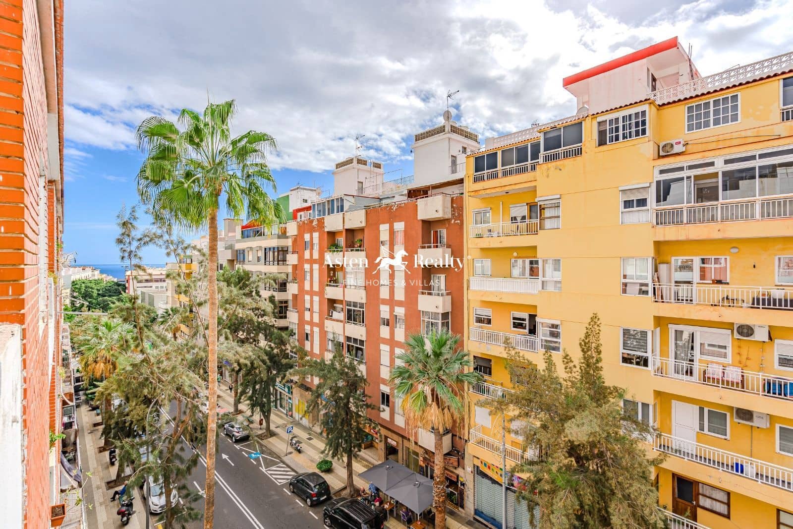 Hotel for sale in Santa Cruz de Tenerife - € 2,100,000 (Ref: 8223432)