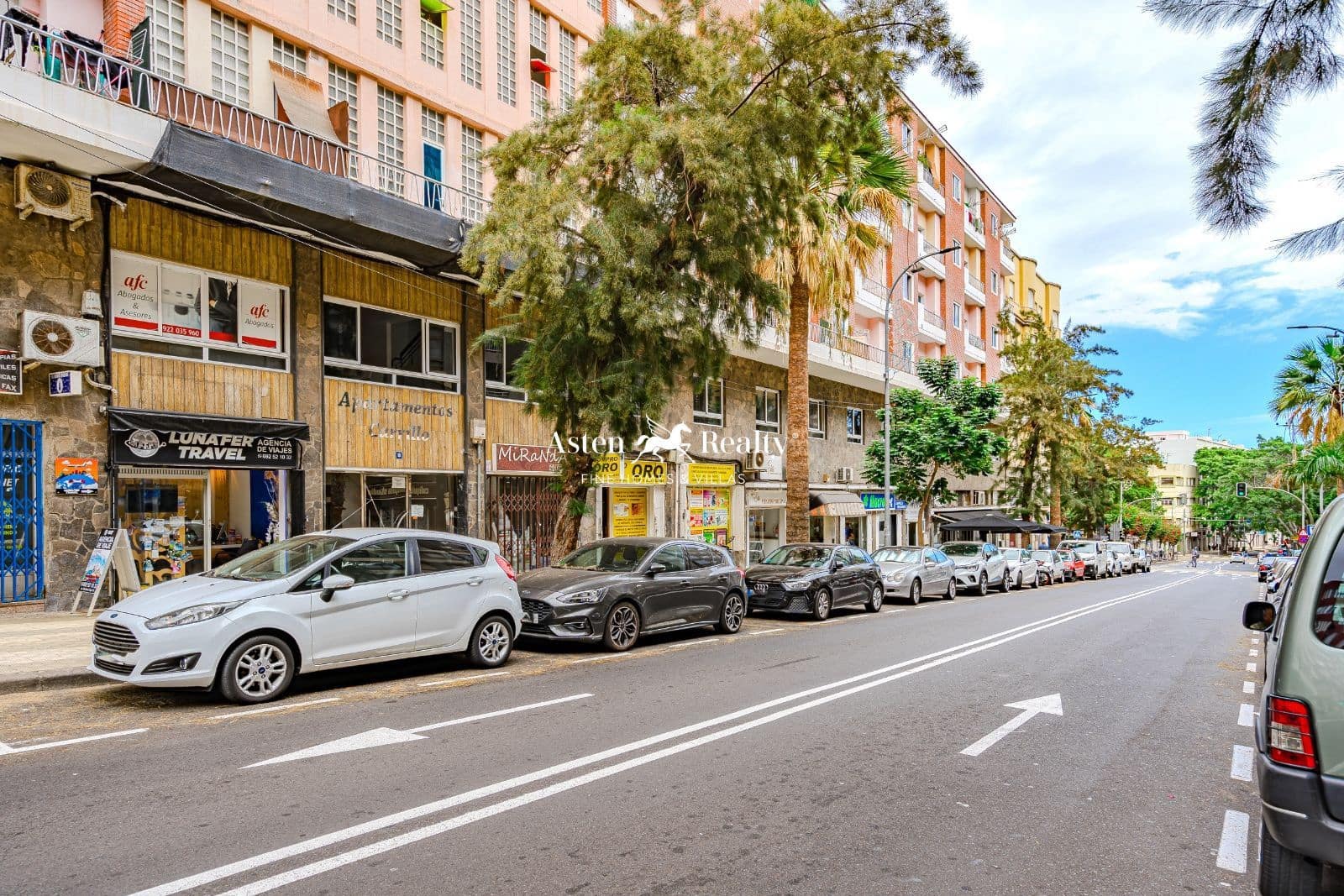 Hotel for sale in Santa Cruz de Tenerife - € 2,100,000 (Ref: 8223432)